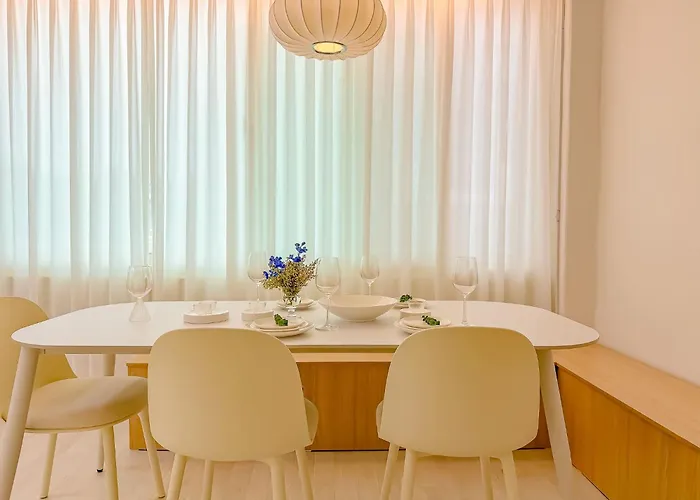 Large For 10 People, Near Jongno, Itaewon , Seongsu,family Trip *