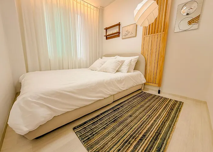 Large For 10 People, Near Jongno, Itaewon , Seongsu,family Trip *